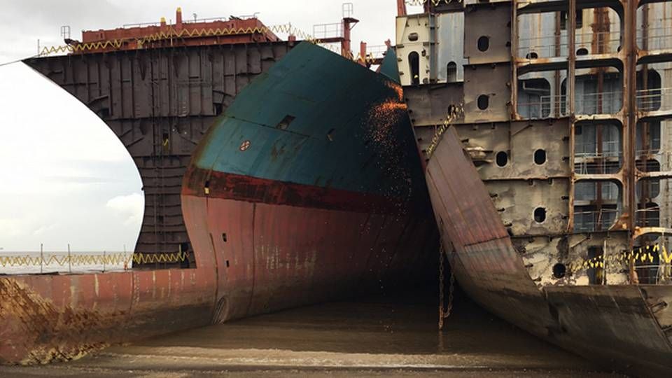 Billedet viser ophugningen af et Maersk-skib i Alang og ikke i Bangladesh. | Foto: Louise Vogdrup-Schmidt