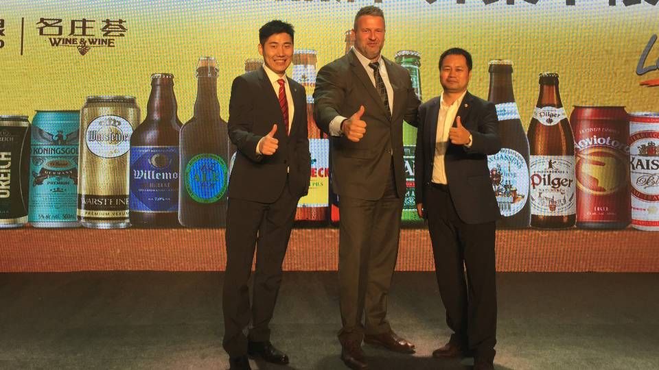 Sidste år i oktober indgik Paul Mark (i midten) en aftale med kinesiske Cofco om afsætning af danske specialøl. | Foto: PR-foto/Bryggeriet Vestfyen