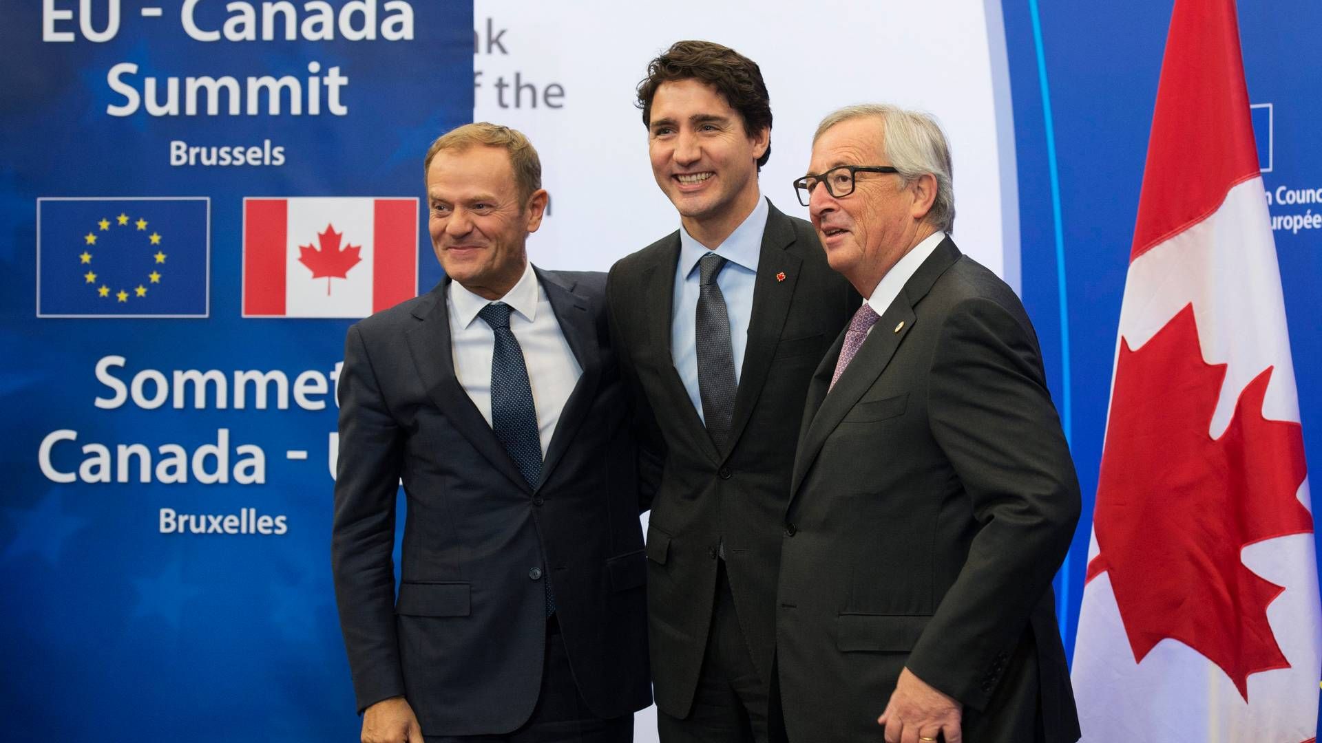 Formanden for Europa-Kommissionen Jean-Claude Juncker, højre, EU-præsident Donald Tusk, venstre, og Canadias premiereminister, Justin Trudeau, efter underskrivelsen i 2016. | Foto: Adrian Wyld/AP