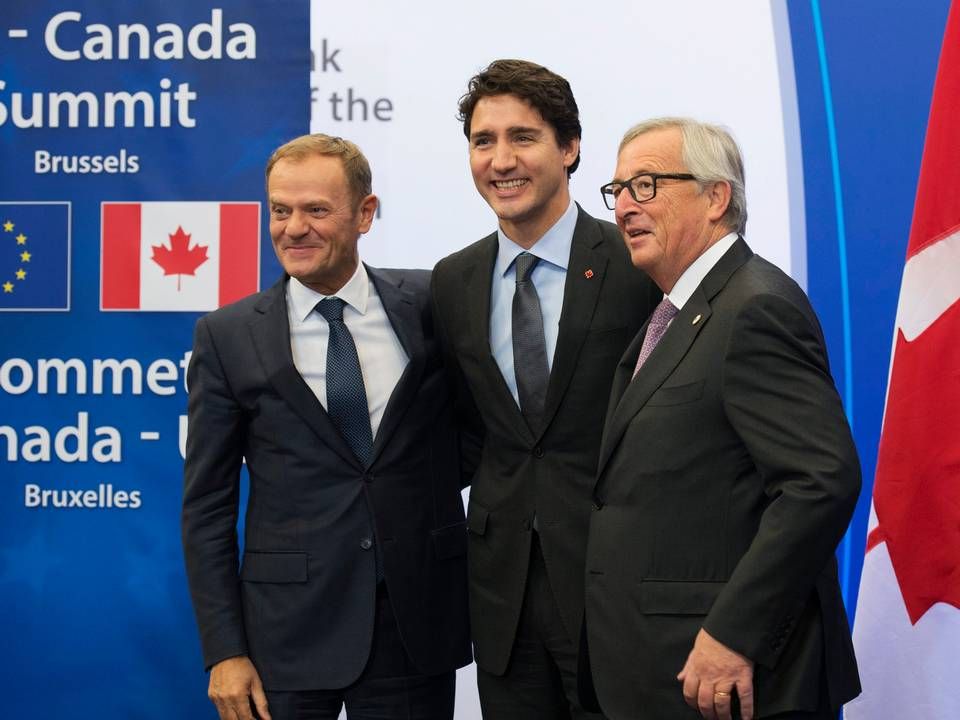 Formanden for Europa-Kommissionen Jean-Claude Juncker, højre, EU-præsident Donald Tusk, venstre, og Canadias premiereminister, Justin Trudeau, efter underskrivelsen. | Foto: Adrian Wyld/AP