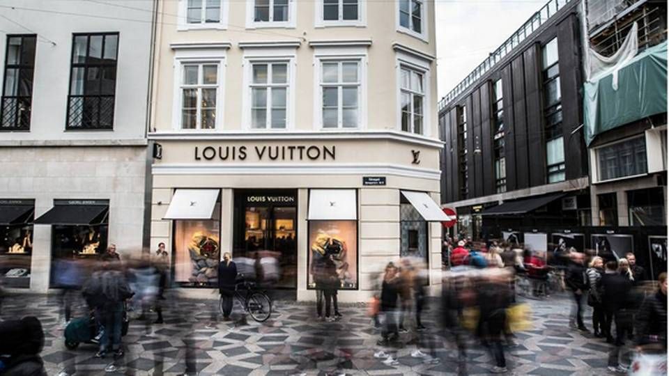 Ejendommen Amagertorv 2 med Louis Vuitton som lejer blev tidligere i år solgt i år til en udenlandsk investor. Luksusbutikken er en af de butikker, som fortsat tiltrækker kunder til Strøget. | Foto: Stine Bidstrup/Jyllands-Posten