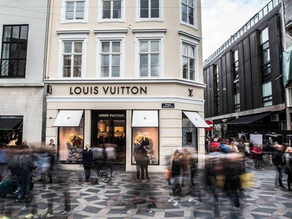 Ejendommen Amagertorv 2 med Louis Vuitton som lejer blev tidligere i år solgt i år til en udenlandsk investor. Luksusbutikken er en af de butikker, som fortsat tiltrækker kunder til Strøget. | Foto: Stine Bidstrup/Jyllands-Posten