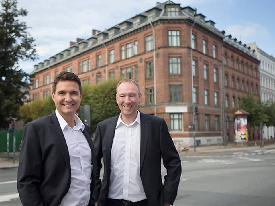 Gefion-ledelsen foran den 3500 kvm hjørneejendom Stockholmsgade/Dag Hammerskjölds Allé i København, som projektudvikleren også ejer. | Foto: PR