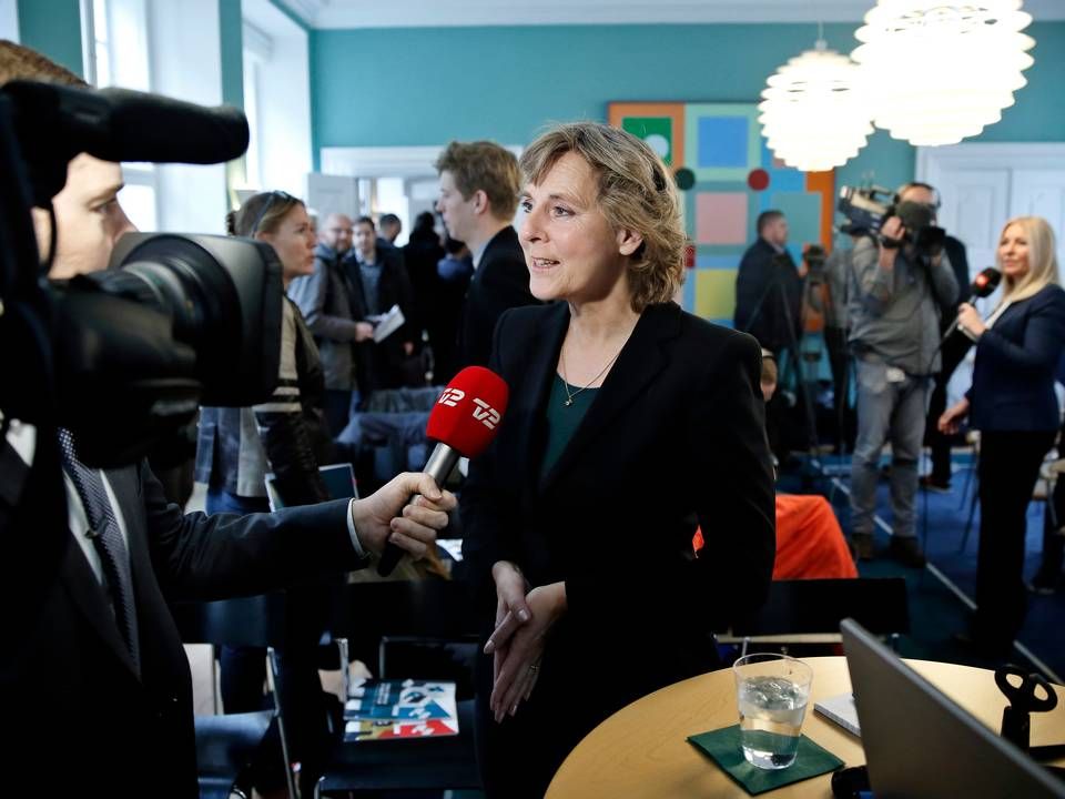 Udvalgsformand Connie Hedegaard interviewes efter mandagens præsentation af public serive-rapporten. | Foto: Jens Dresling/Polfoto