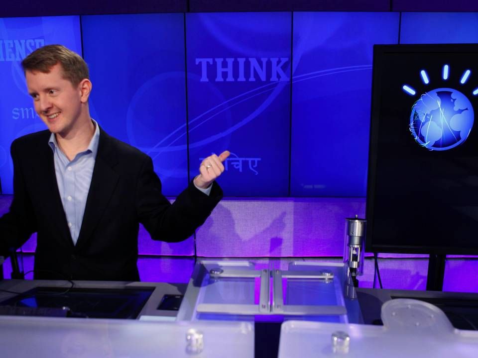 Supercomputeren Watson slog i 2011 blandt andre den amerikanske stormester i Jeopardy, Ken Jennings, i quizspillet. Her ses Jennings og Watson efter dysten. Fotograf: SETH WENIG (Polfoto)
