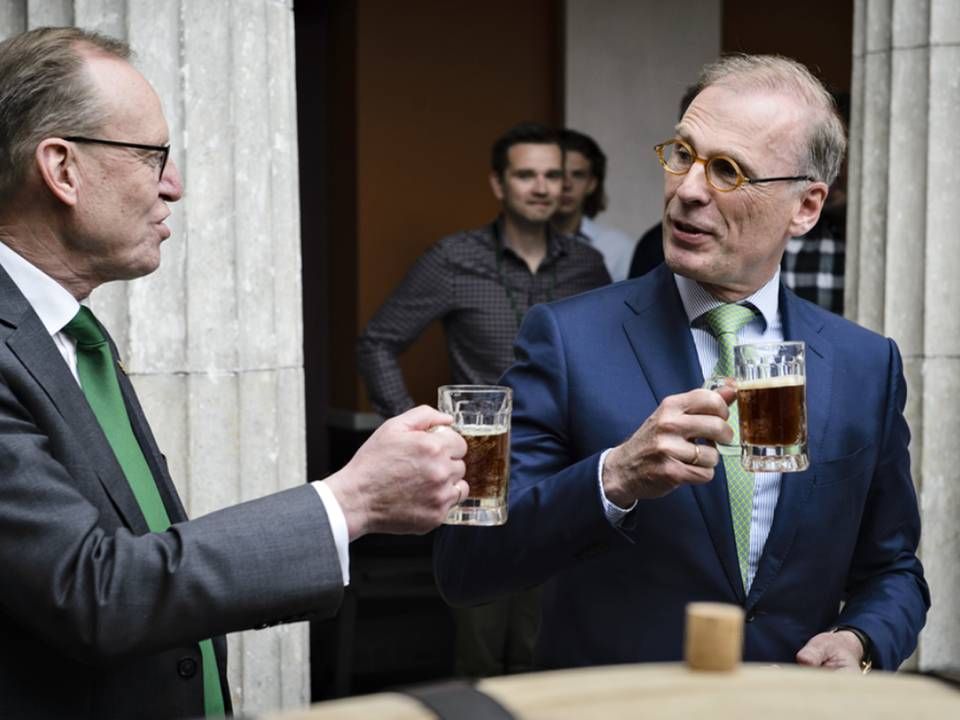 Carlsbergs formand Flemming Besenbacher (tv) hyrede Cees 't Hart (th) som topchef for Carlsberg, da bryggerikoncernen i 2015 havde brug for en ny frontfigur. | Foto: Philip Davali