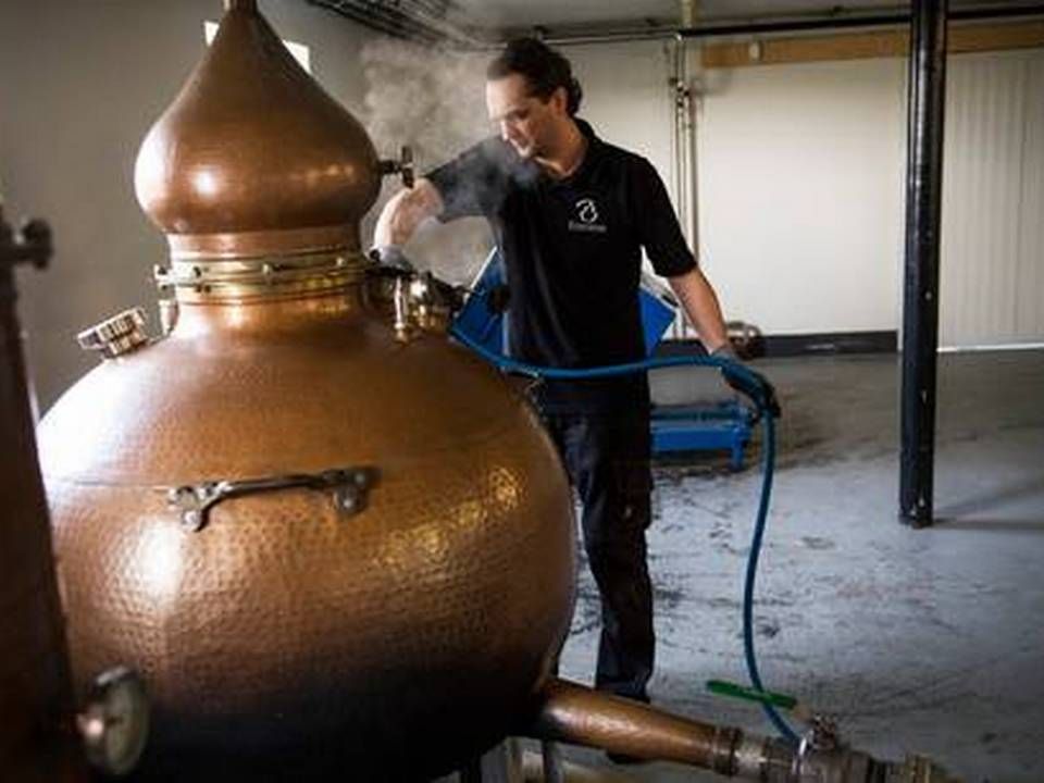 Stauning Whisky har fået høj fart i salget af whisky. Her er det Kasper Graakjær, som rengør kobberkedlerne, så de er klar til morgendagens produktion. Foto: Gregers Tycho. | Foto: Gregers Tycho