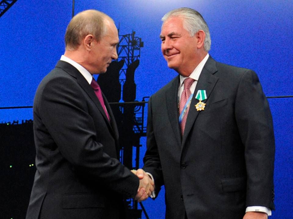 Rex Tillerson, receiving a medal in 2012 from Russian President Vladimir Putin. | Photo: Mikhail Klimentyev/AP/Polfoto/Arkiv
