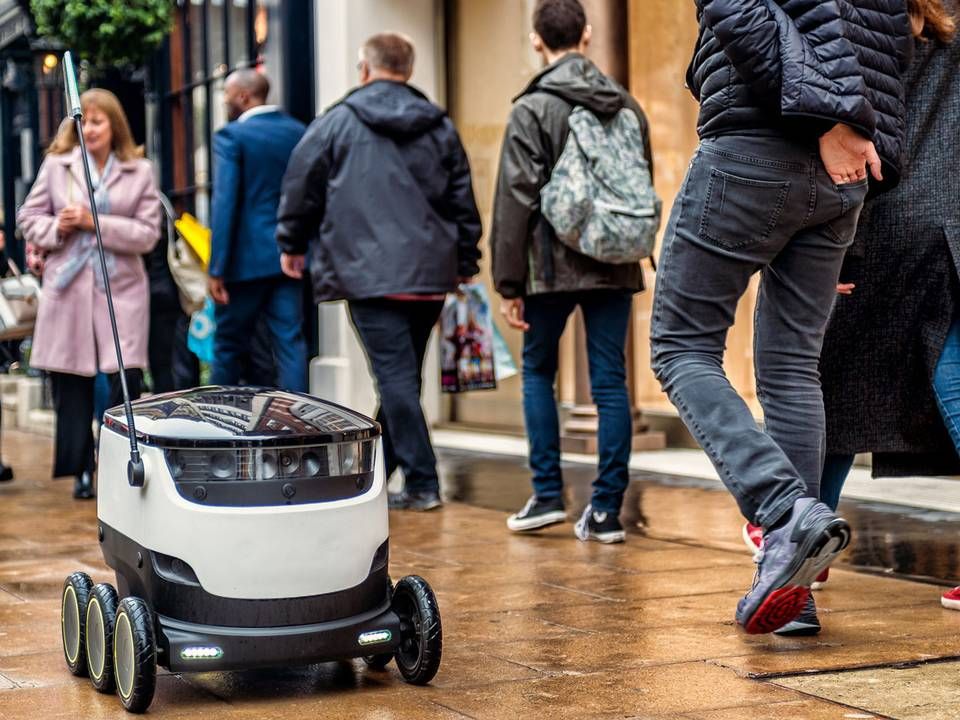 Nye digitale handelsformer og teknologier er på dagsordenen i detailhandlen. Lige nu tester det tyske transportselskab Hermes eksempelvis små robotter, som kører rundt i Hamborg for at levere varer til forbrugerne.