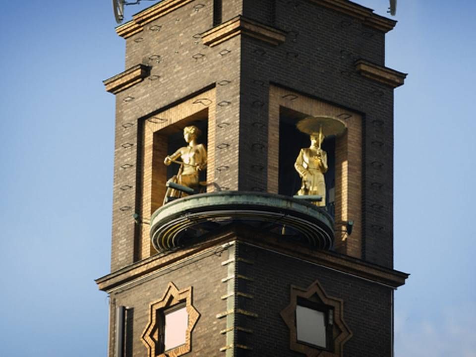 Richshuset på Rådhuspladsen i København er blandt andet kendt for to gyldne vejrpiger, der fra toppen af ejendommens tårn står og skuer ud over København. | Foto: Polfoto / Morten Langkilde