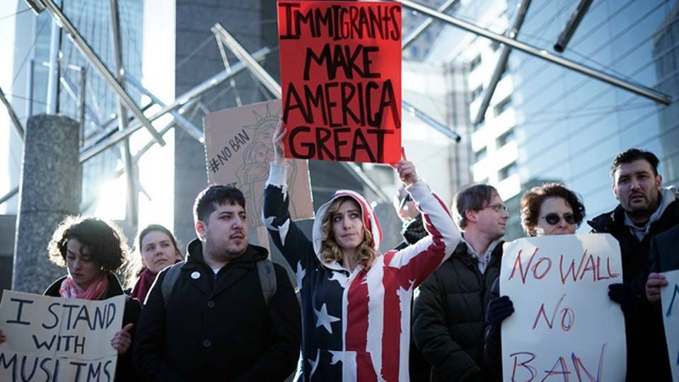 Indrejseforbuddet har ført til demonstrationer i flere store amerikanske byer og lufthavne. | Foto: Eugene Hoshiko/AP/Polfoto
