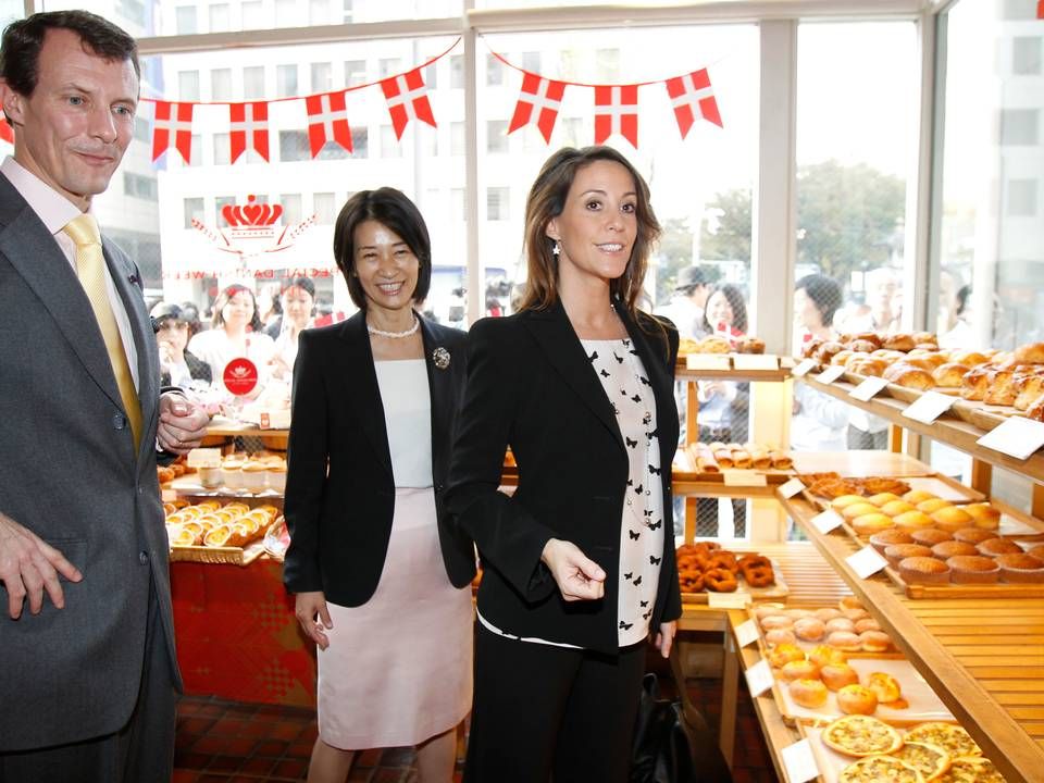 Præsidenten for Andersen Co., Masako Yoshida, viser den danske prins Joachim og prinsesse Marie rundt i en af Andersen Bakery-butik i Tokyo. Bagerkæden har omkring 90 butikker i Japan. | Foto: AP Photo/Koji Sasahara