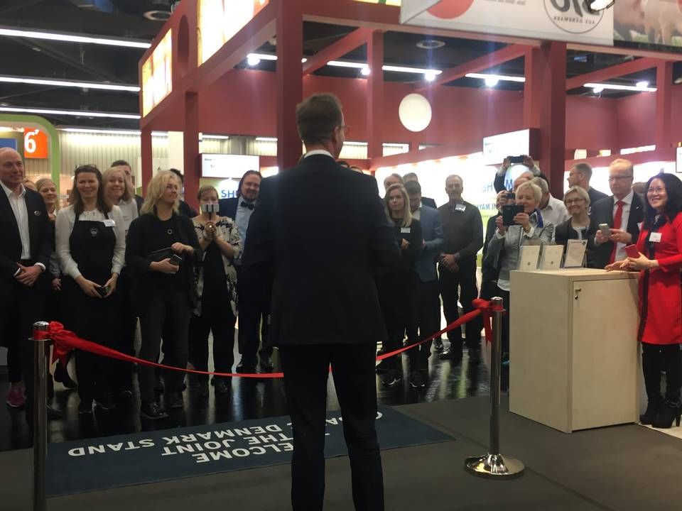 Miljø- og fødevareminister Esben Lunde Larsen (V) åbner den danske stand på verdens største økologiske messe Biofach i den tyske by Nürnberg. | Foto: Sacha Sennov