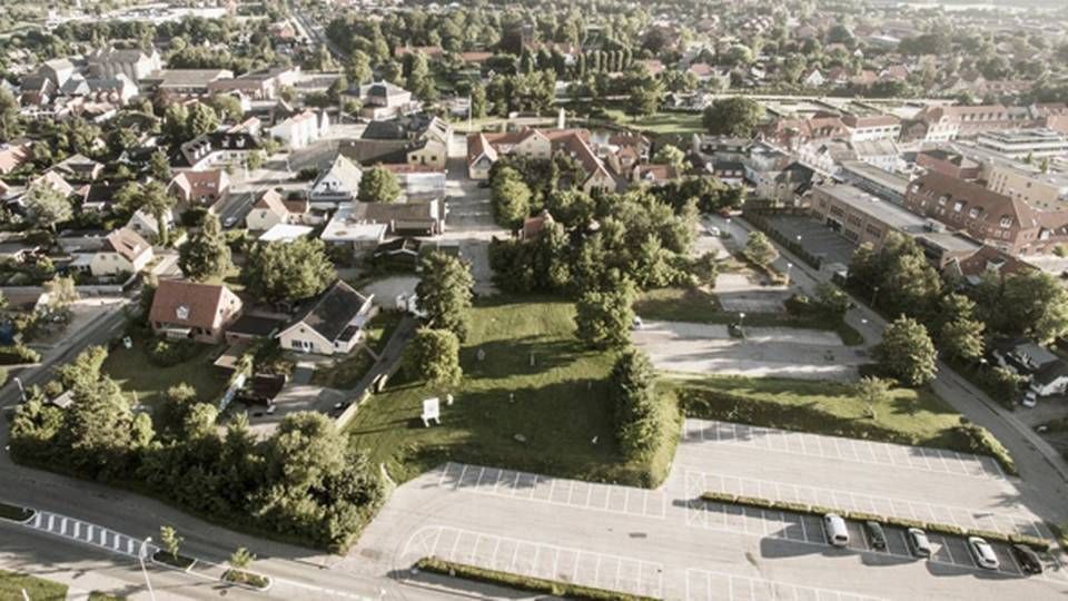 På det tomme areal nederst til højre er der nye boliger på vej i Helsinge. | Foto: PR/Gribskov Kommune