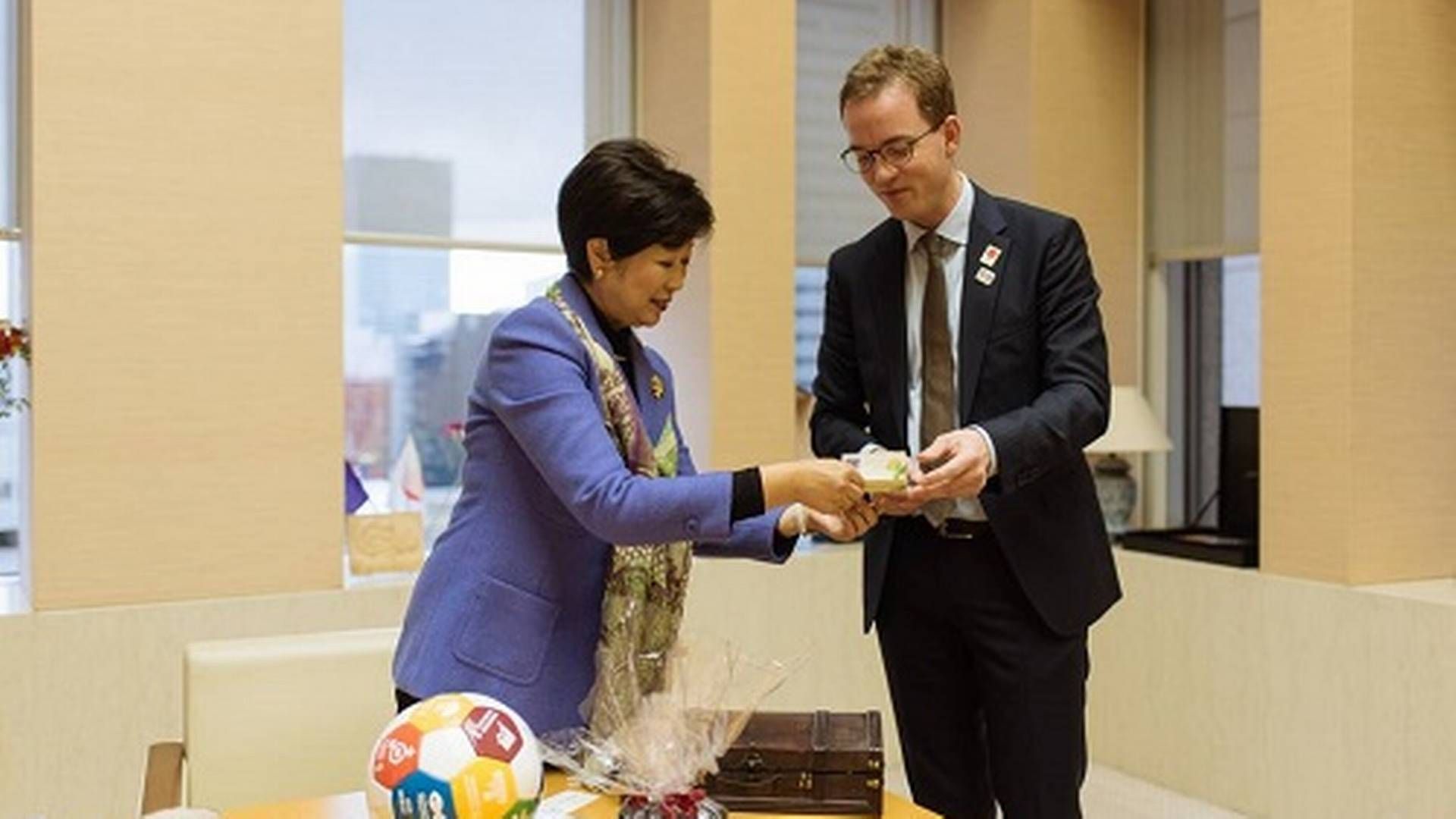 Fødevareminister Esben Lunde Larsen udveksler gaver med Tokyos guvernør, Yuriko Koike, i sidste uge. EU og Japan står overfor en frihandelsaftale, der kan betyde milliarder for Danmark. | Foto: Miljø- og Fødevareministeriet.