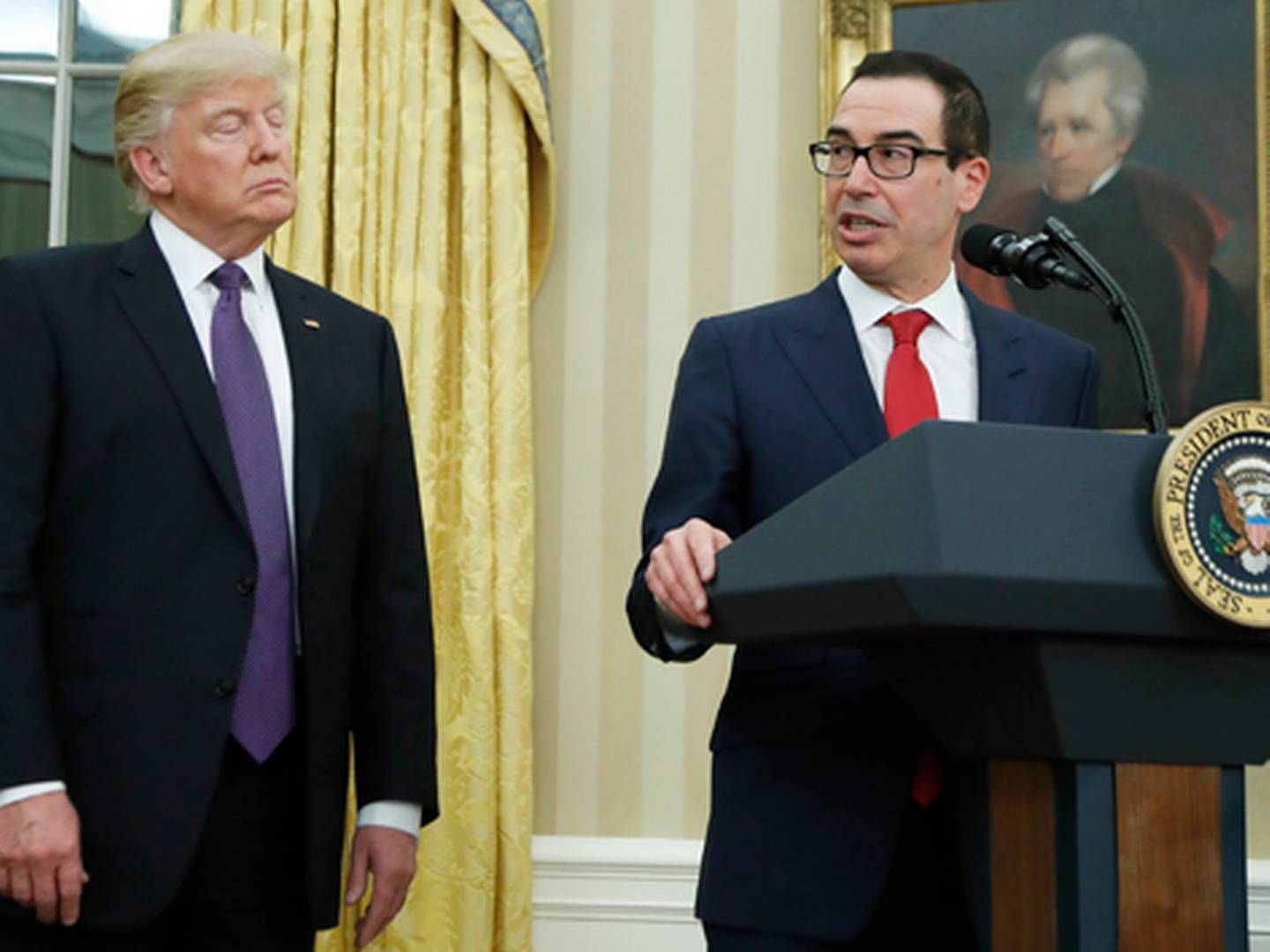 USA's finansminister Steven Mnuchin og præsident Donald Trump. | Foto: Manuel Balce Ceneta/AP/Polfoto