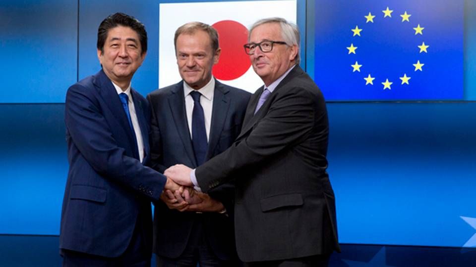 Japans premierminister Shinzo Abe, EU-præsident Donald Tusk og EU-kommissionens formand Jean-Claude Juncker er enig om en handelsaftale, der træder i kraft i dag. | Foto: Ritzau Scanpix/AP/Virginia Mayo