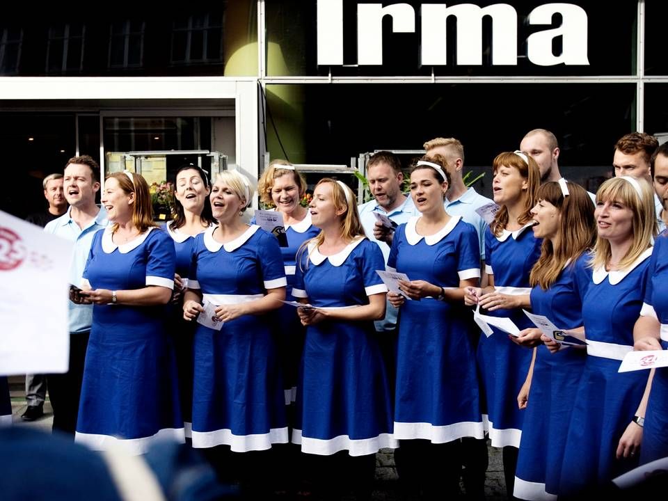 Irmapigen bliver 125 år. Irmapigerne synger fødselsdagssang og deler æbler ud foran Irma på Gammel Kongevej i København.