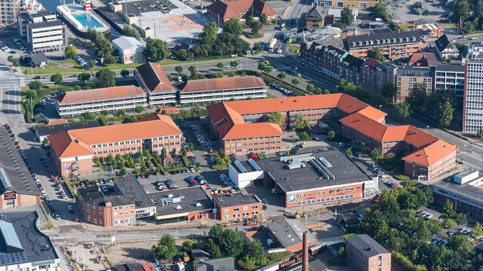 Ejendommene, der rummer Tietgenskolen i Odense er blevet udbudt til salg for 200 mio. kr. Det er bygningerne med rødt tegltag. | Foto: PR