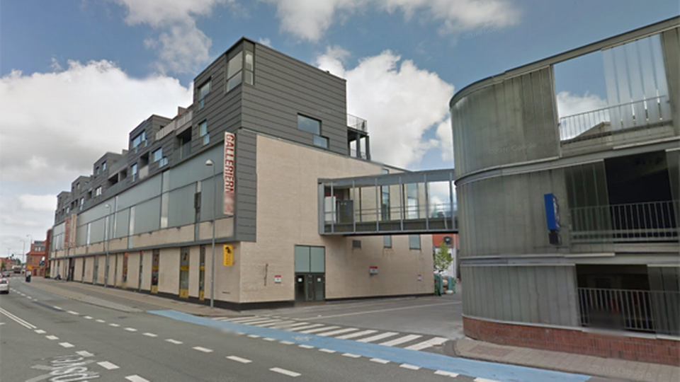 Shoppingcenteret Gallerierne i Hillerød til venstre med et forbundet parkeringshus til højre. | Foto: Google Maps