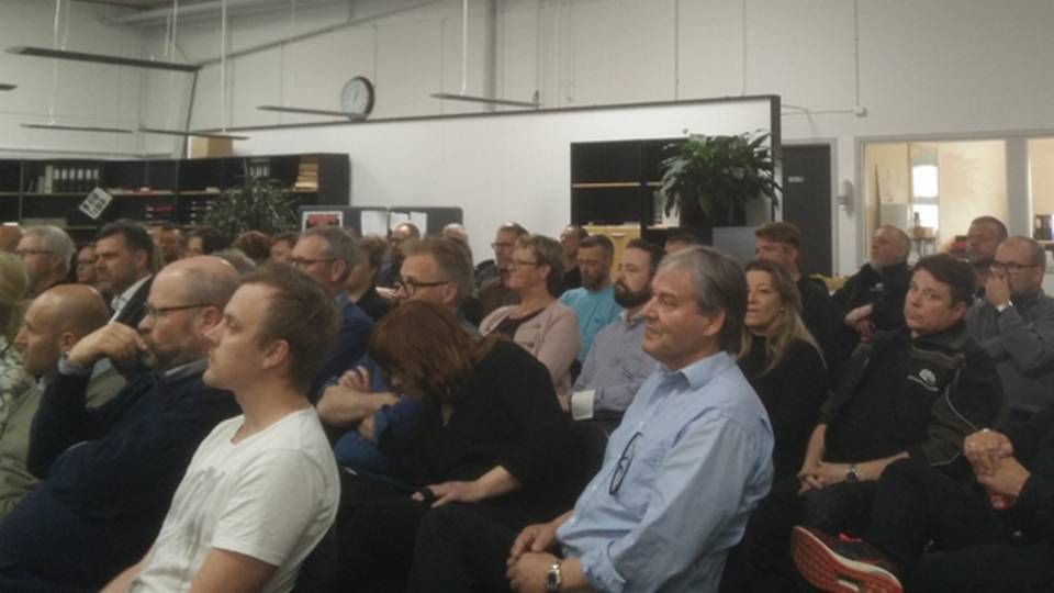 Medarbejderne lytter efter, mens planen for HD Ejendommes fremtid rulles ud fredag kl. 13. | Foto: Frederik Jensen