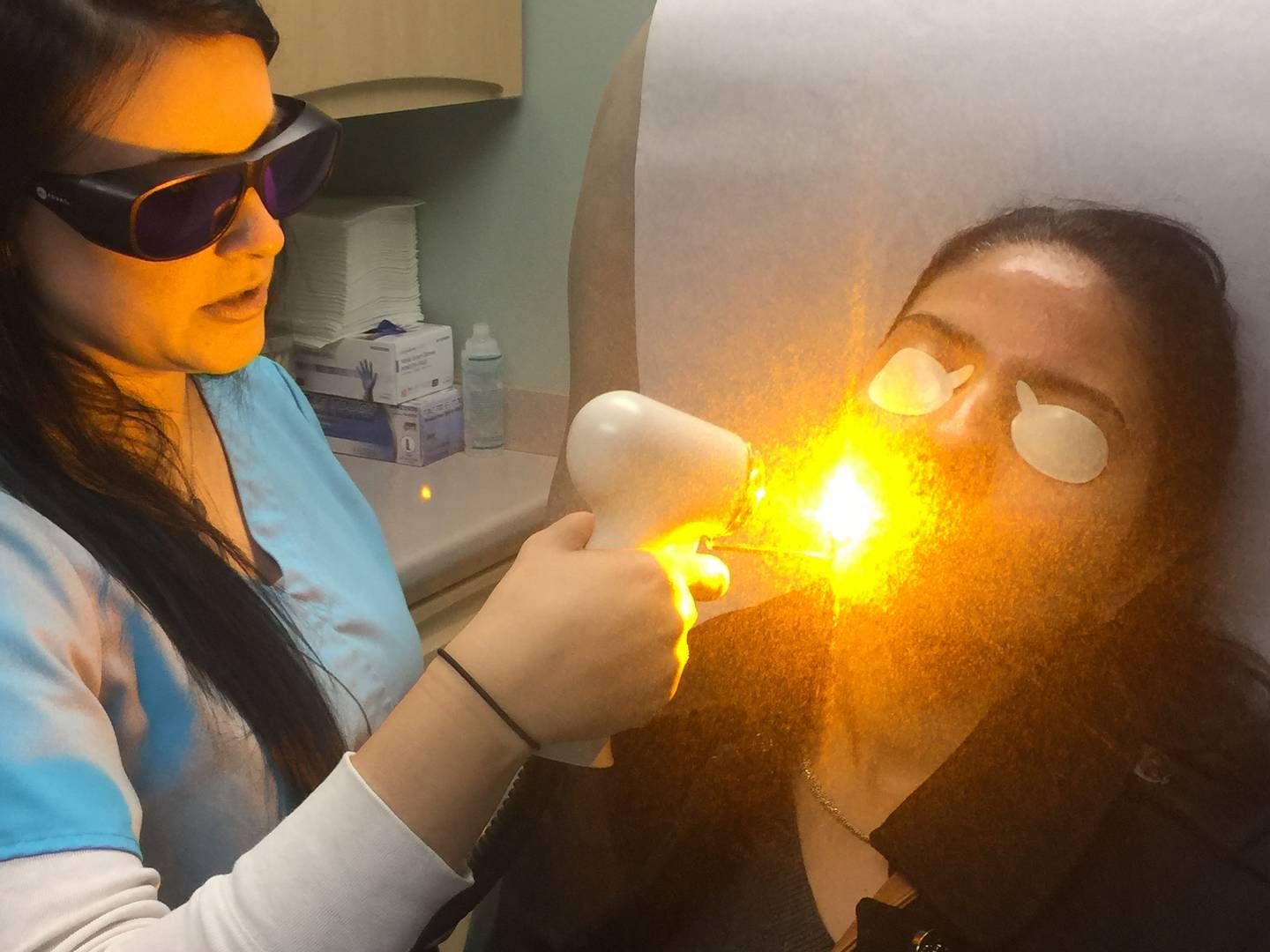 Advalights Advatx-laser er en medicinsk krystal-laser, der kan udsende både infrarødt og gult laserlys til behandling af hudsygdomme og hudproblemer | Foto: PR