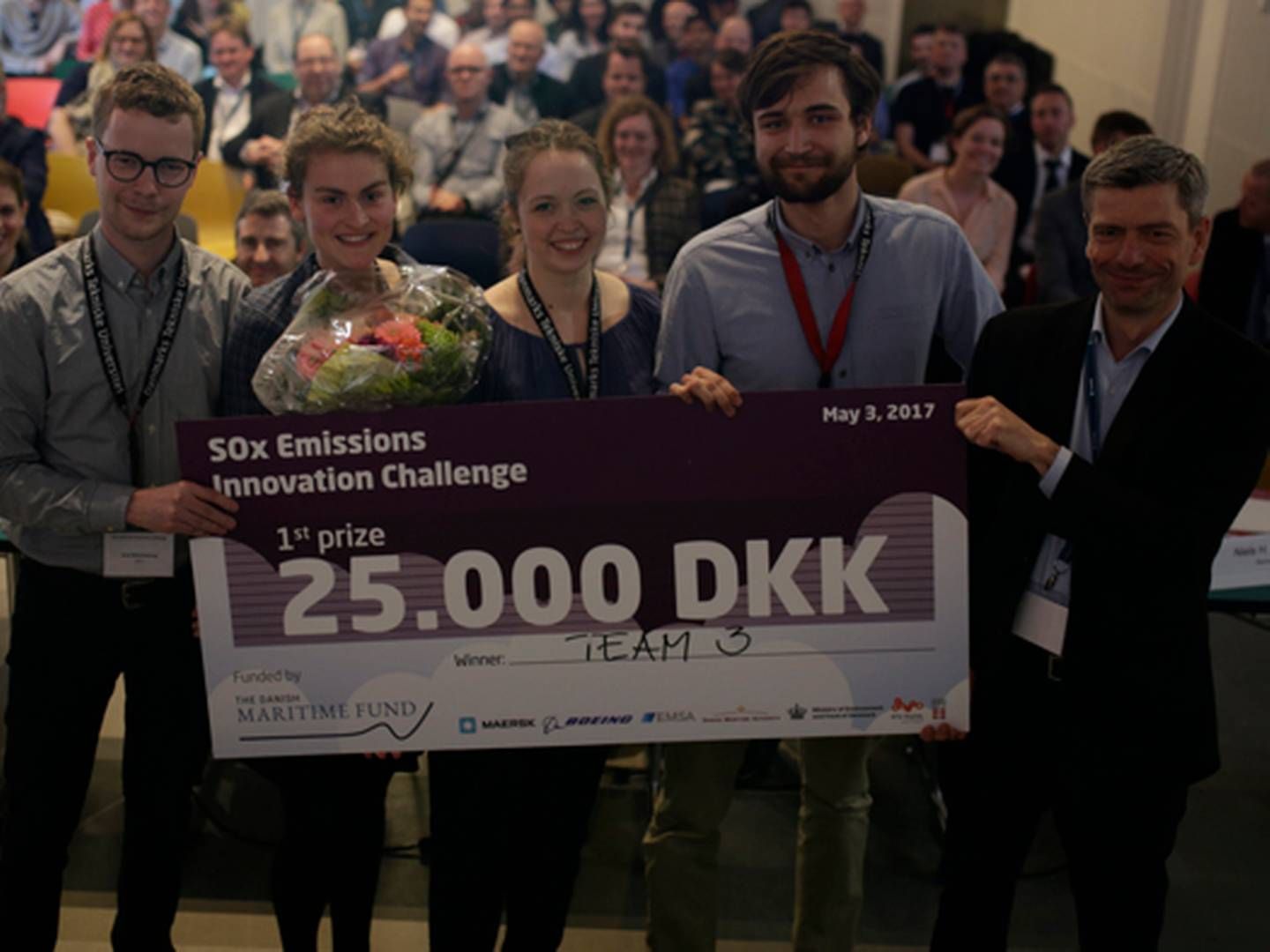 Det vindende hold af svovldysten sammen med Niels Bruus, Maersk Lines chef for fremtidige løsninger for flådehåndtering og teknologi. | Foto: Kaare Smith/DTU
