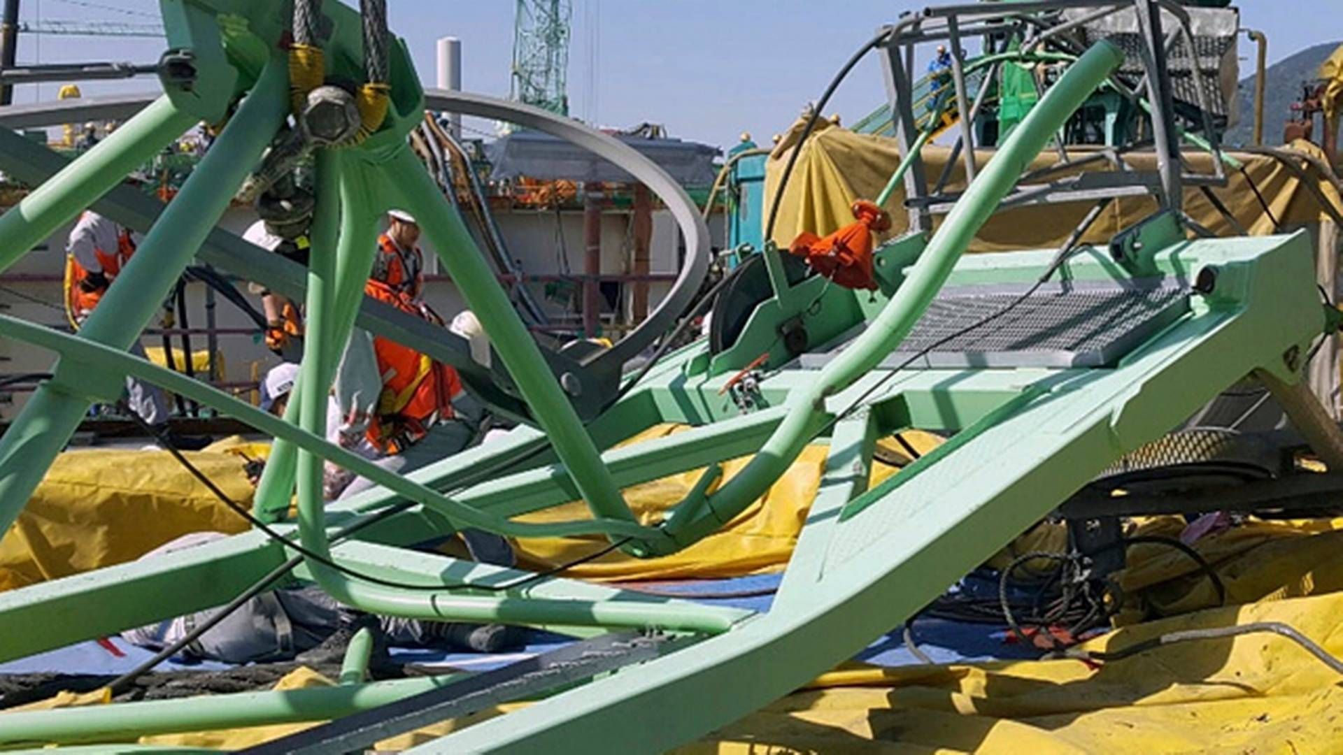 The accident occurred on May 1 when two cranes collided and fell onto a rig that was under construction at a yard in Geoje, South Korea. | Photo: /ritzau/AP/Lee Jung-hoon