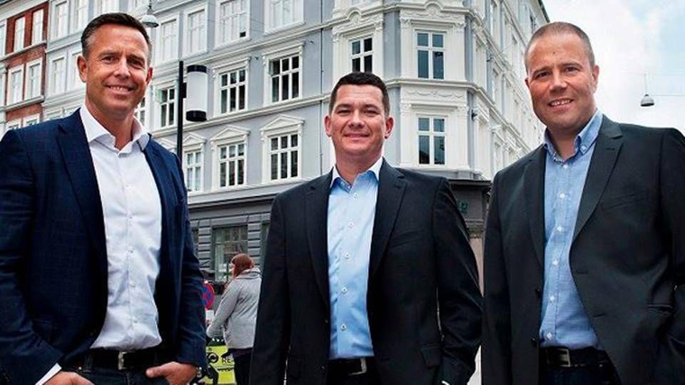 Der var smil over hele linjen, da Jesper-Max Larsen (midten) tiltrådte som adm. direktør hos Gaihede i 2015. Nu er han fortid, mens ledelsesopgaven varetages midlertidigt af ejer Ragn Gaihede (tv) og teknisk direktør Jesper Krog (th). | Foto: PR