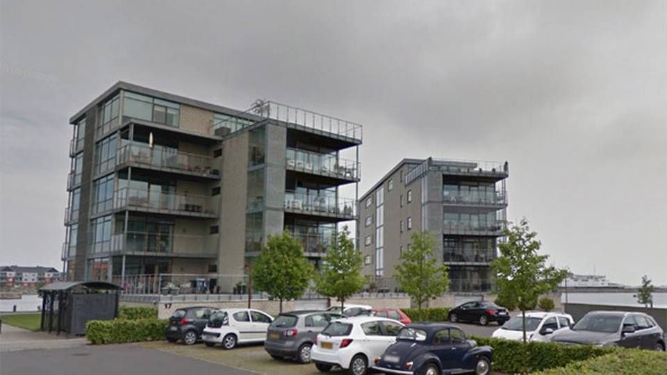 To af de fire ejendomme Thomas Lund Hansen vil sælge. Alle fire ligger ud til at vandet, som kan ses bag bygningerne. | Foto: Google Street View