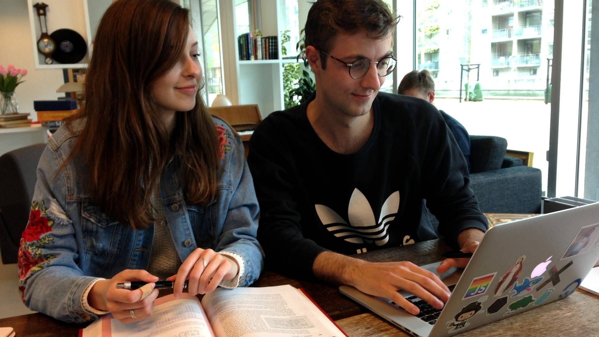 Cæcilie Iversen og Philip Raffnsøe, der læser softwareudvikling på IT-Universitetet i København. | Foto: Astrid Krysfeldt