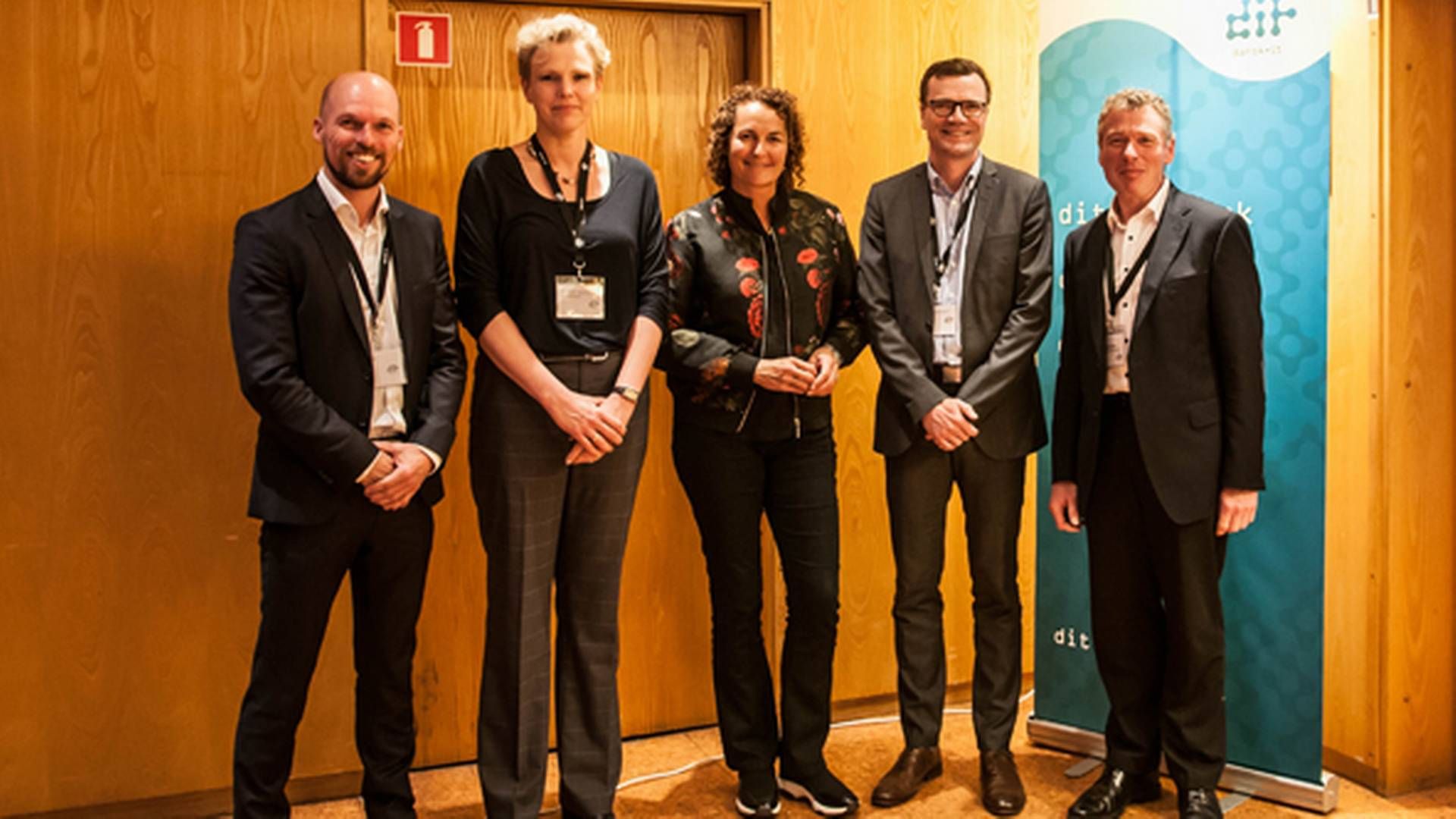 Fra venstre ses Jacob Hallager, Executive Director i SDC A/S, Tine Tuxen Løvstrand, IT security manager hos NNE, Pernille Geneser, CIO, Bestseller, Per Ahlmann Andersen, it-direktør i Dagrofa og Henrik Brix, it- og digitaliseringschef i Favrskov Kommune.