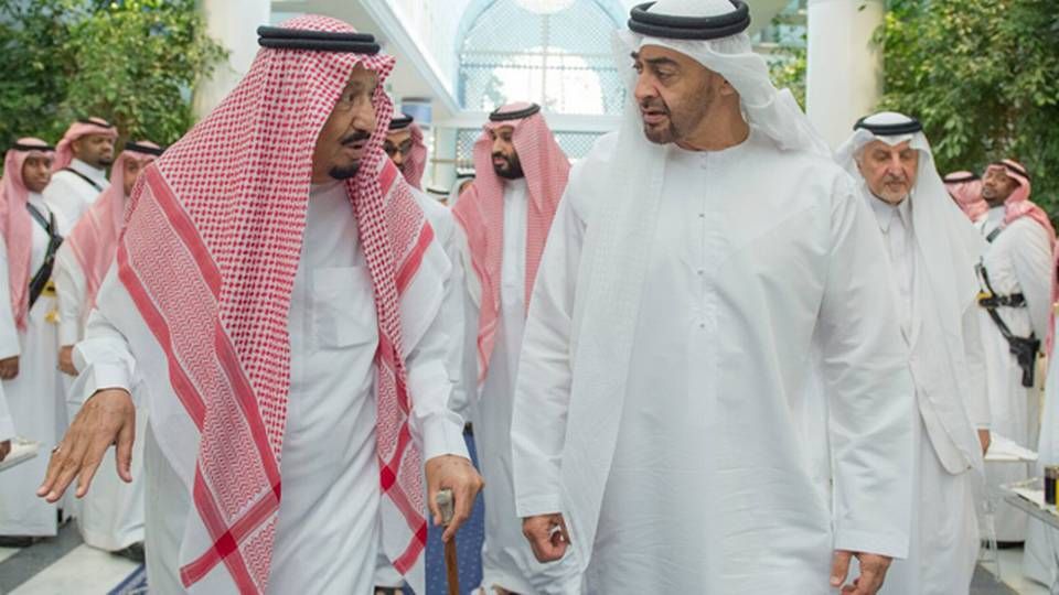 Saudi-Arabien og en række andre golfstater har afbrudt de diplomatiske forbindelser til Qatar. Her taler Saudi-Arabiens konge, Salman bin Abdulaziz Al Saud (til venstre), med en repræsentant for De Arabiske Emirater. | Foto: /ritzau/AP