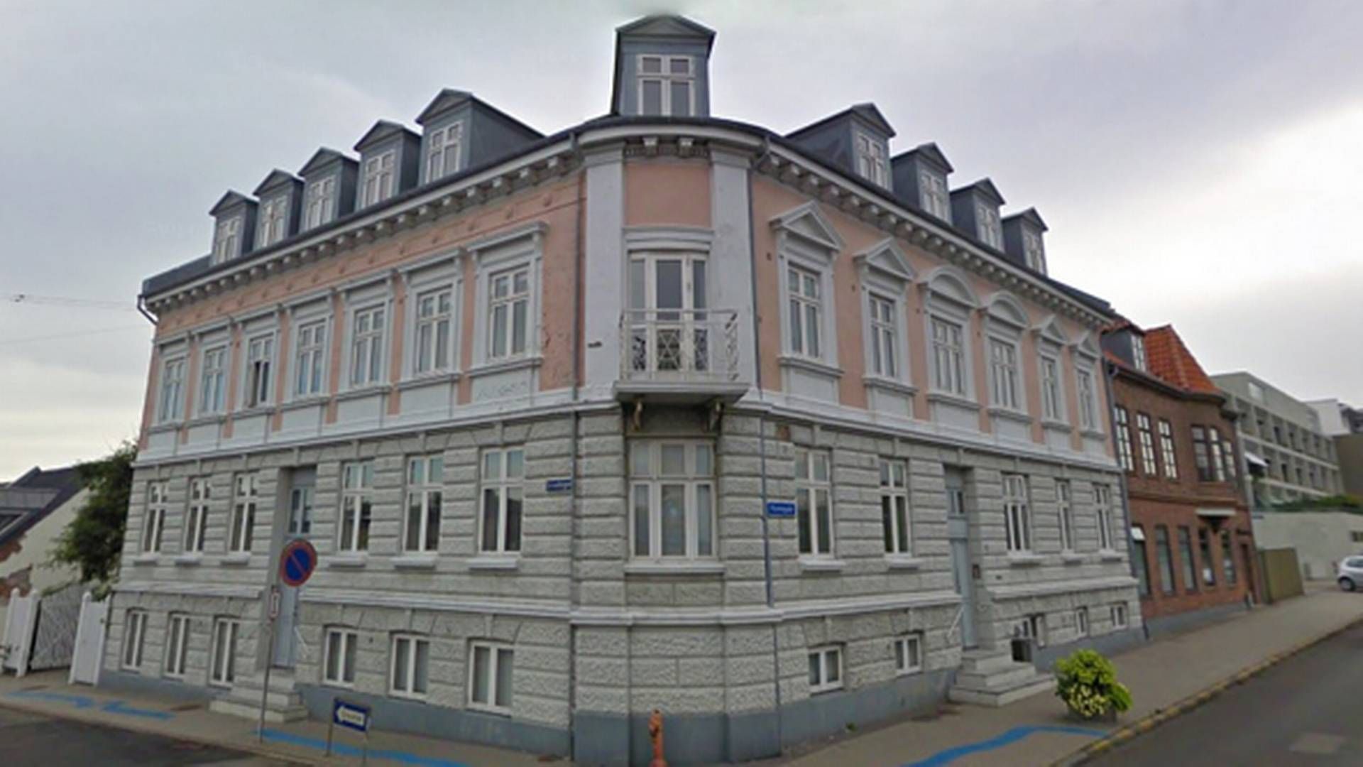 Claus Sørensen Ejendomme ejer blandt andet boligejendommen Havnegade 55/Smedegade 1 i Esbjerg. | Foto: Google Street View
