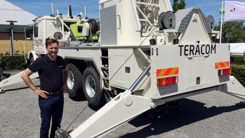 martin Løbel ses her sammen med Teracoms nye mastebil. | Foto: Malte Oxvig