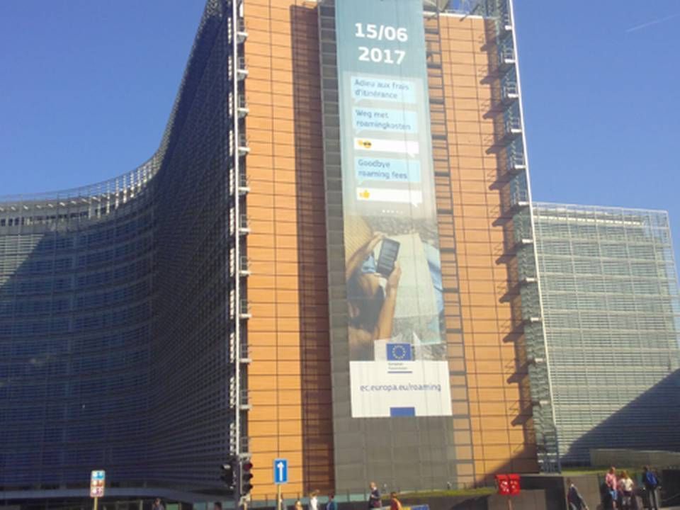 EU-kommissionen fejrer afskaffelsen af roaming med dette gigantiske banner.