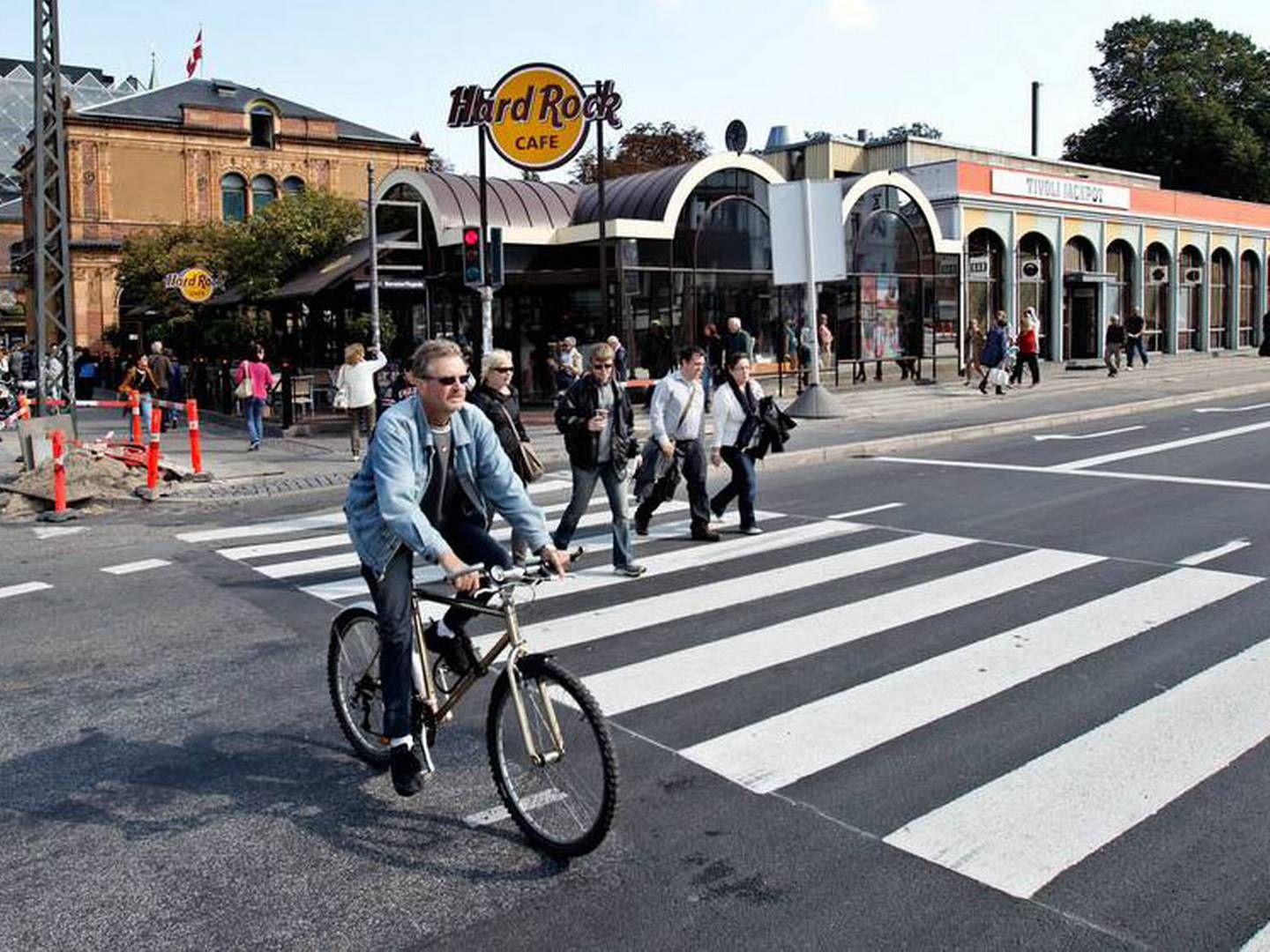 Hard Rock Café i København åbnede i 1995 ved siden af Tivoli. Dog flyttede restauranten i 2015 til nye lokaler på Rådhuspladsen. | Foto: Jens Dresling