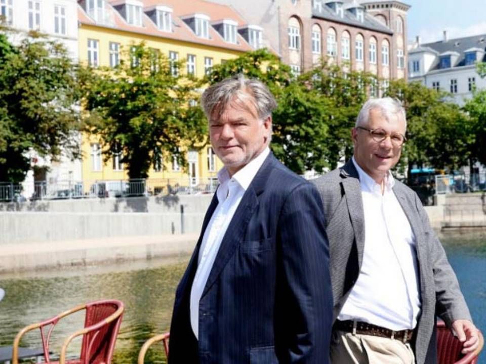 Per Mikael Jensen (tv) og Rasmus Nielsen bytter rundt på posterne som adm. direktør og bestyrelsesformand for Altinget. | Foto: Altinget/Sif Meincke