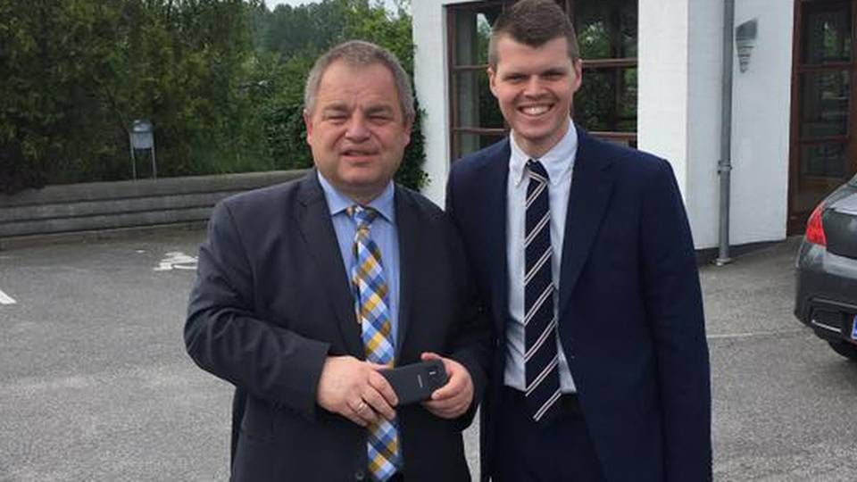 Jonas Palsgaard Krogh til dimission på Aalborg Universitet sammen med bankforsker Lars Krull. Foto: Privat