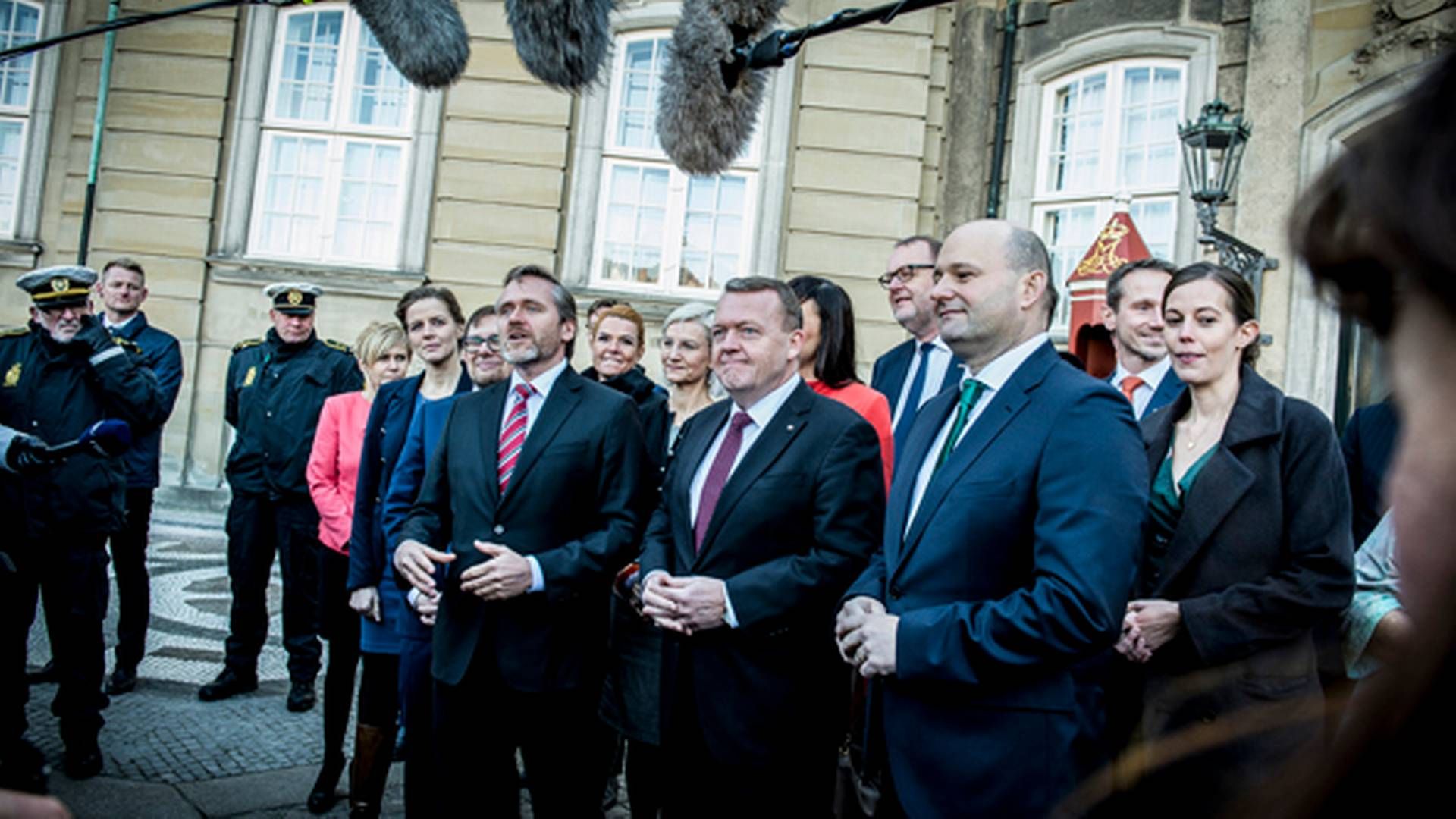 Energi-, forsynings- og klimaminister Lars Chr. Lilleholt (nr. 4 fra højre) er regeringens mest ukendte minister ifølge ny rundspørge. | Foto: /ritzau/Linda Johansen