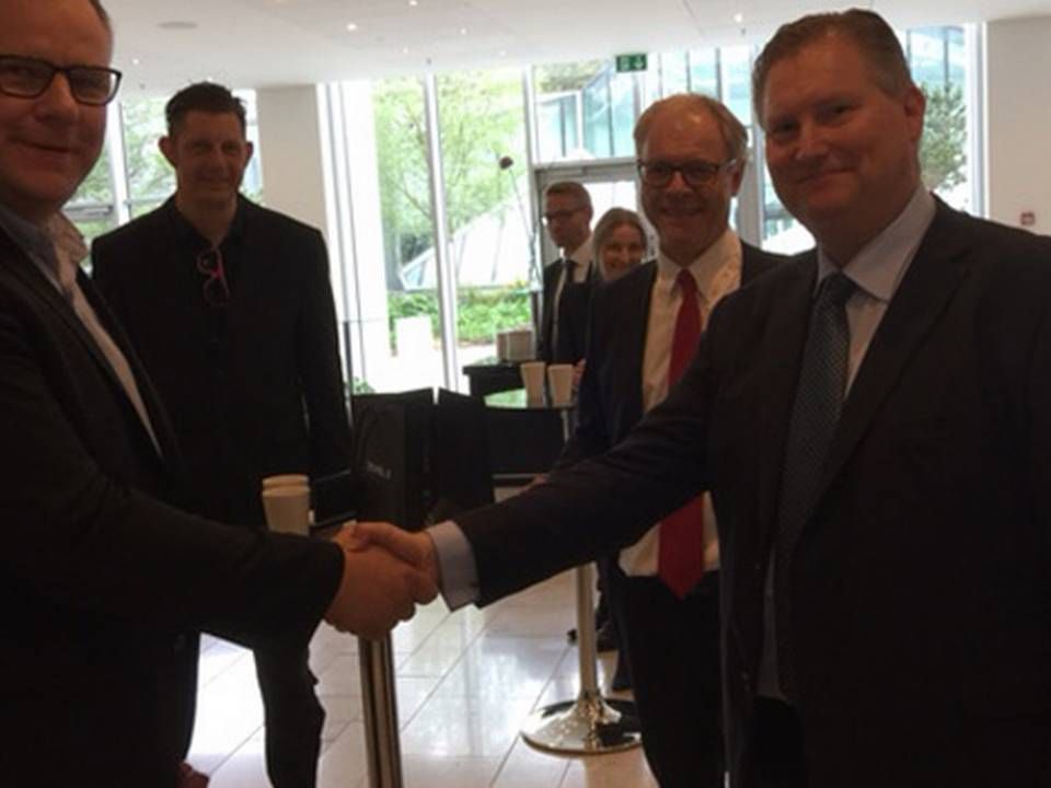 Jesper Outze til venstre giver hånd til Per Kogut i forbindelse med NNITs køb af Scales.