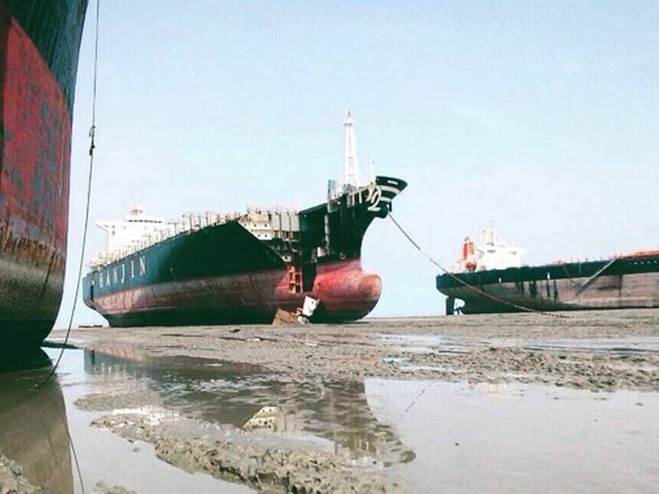 En værftsarbejder døde, da han faldt under ophugningen af skibet Hanjin Rome i Bangladesh. | Foto: Shipbreaking Platform