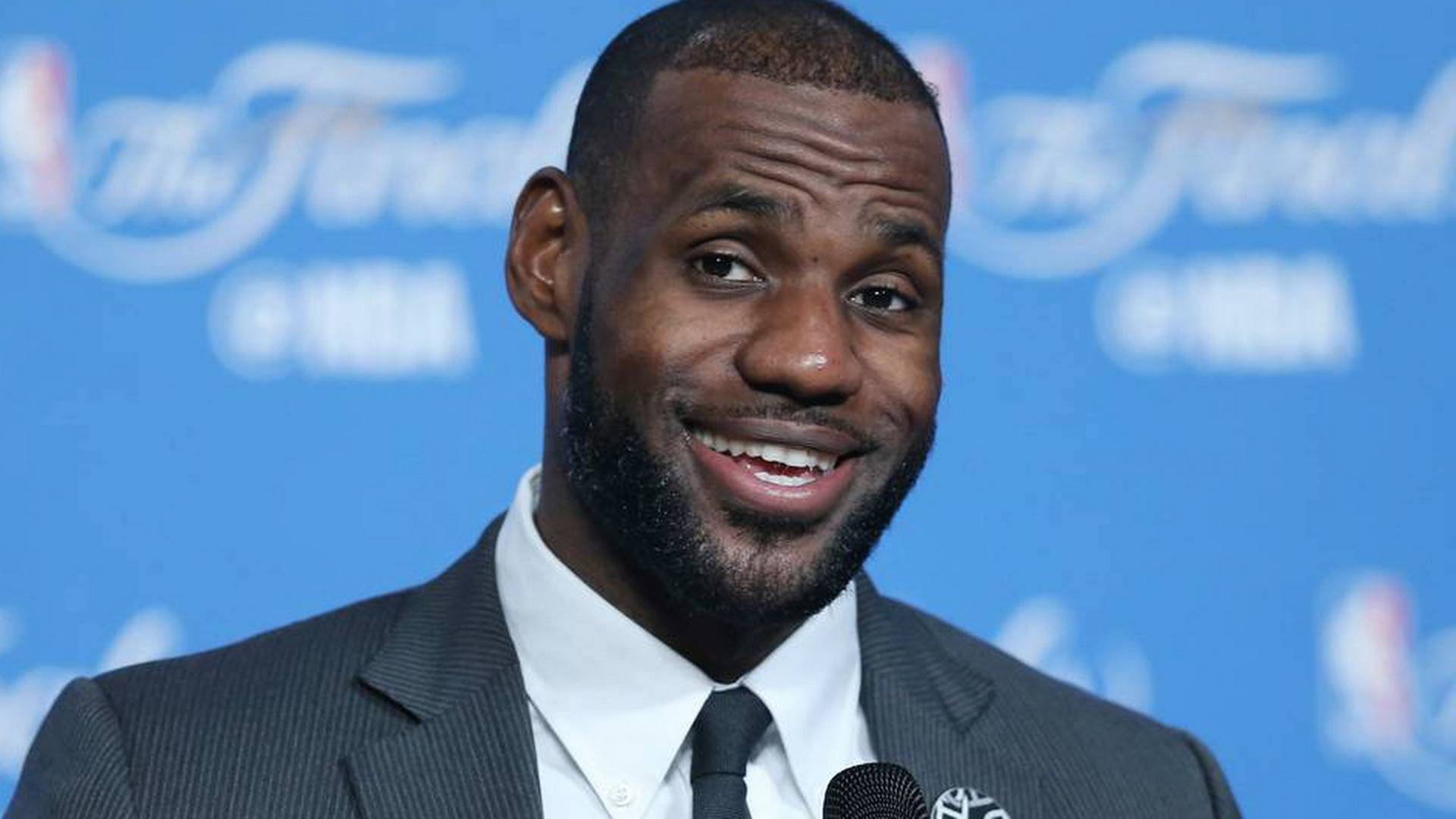 LeBron James kan smile hele vejen til banken og tilbage igen. Udover at være en af de højstbetalte sportsfolk, er han også medejer af den hurtigstvoksende pizzakæde i USA. | Foto: Ron Schwane /AP