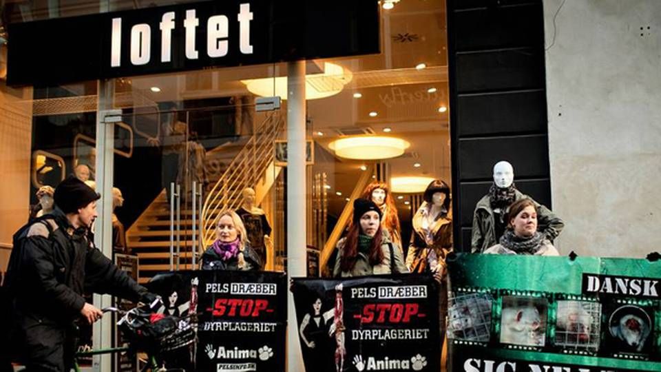 Her ses nogle demonstranter foran en Loftet-butik, der ejes af modekoncernen Butler-Richard. | Foto: Jakob Jørgensen/Jyllands-Posten