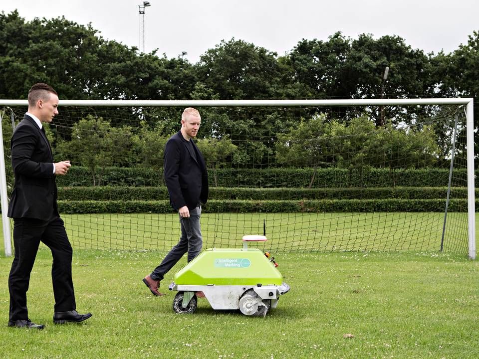 Grundlæggerne af Intelligent Marking Andreas Ydesen og Anders Sørensen sammen med en af deres robotter. | Foto: /ritzau/Nicolai Tobias