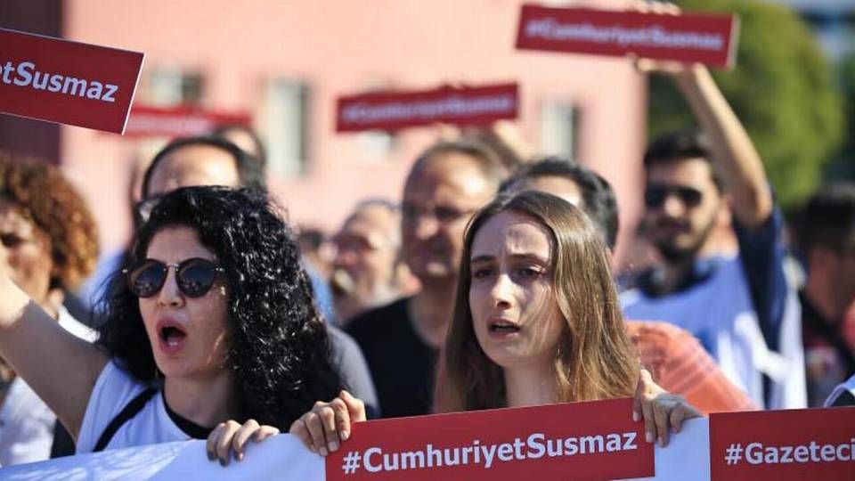 Inden åbningen af sagen mod journalisterne fra avisen Cumhuriyet blev der mandag demonstreret foran retsbygning. | Foto: /ritzau/AP/Lefteris Pitarakis