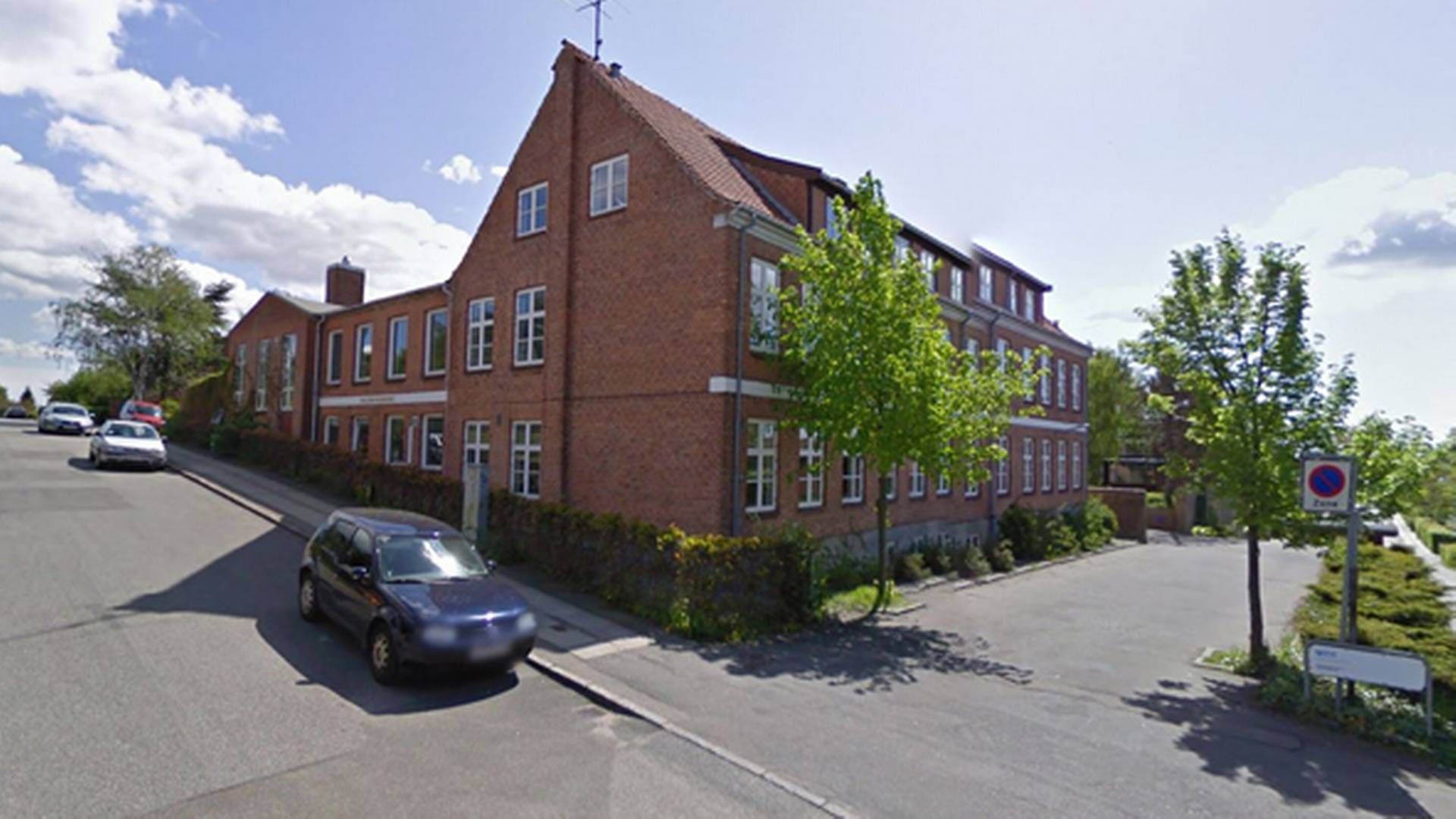 Den gamle skolebygning fra 1922 i Ballerup. På bygningen er navnet "Ballerup-Seminariet" påført med guldbogstaver. Billedet er fra 2009. | Foto: Google Maps