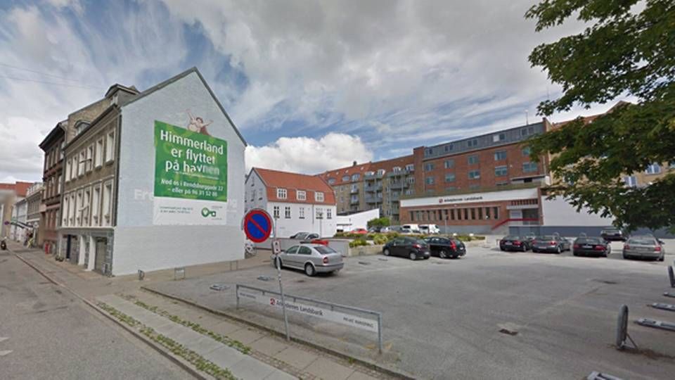På denne parkeringsplads skal der bygges i alt 49 boliger, hvor almene Himmerland Boligforening står for to-tredjedele, mens de resterende 13 boliger privatfinansieres af fond. | Foto: Google Maps