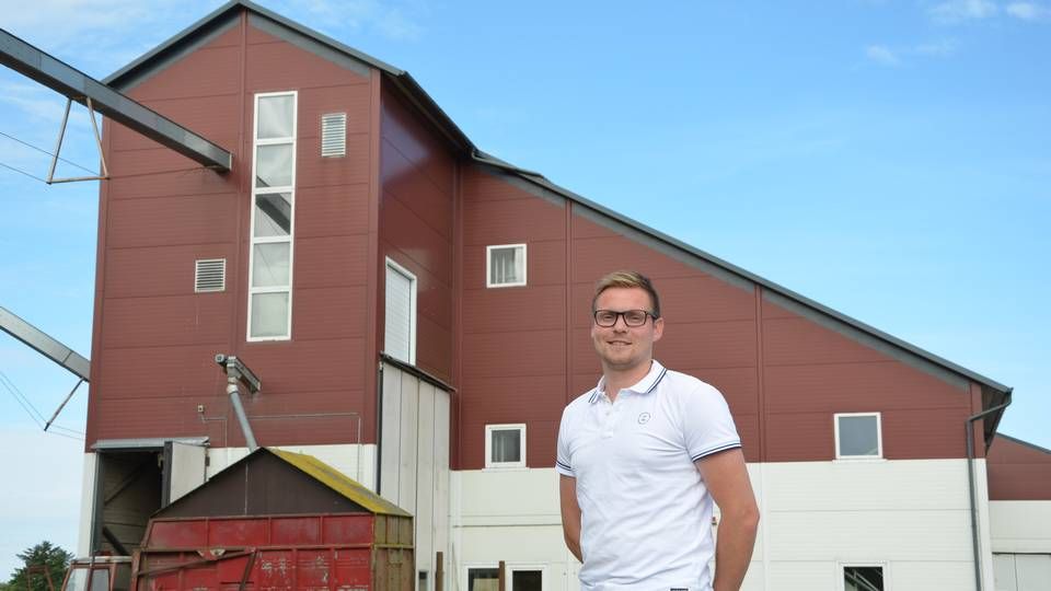 Peter Mejnertsen, salgschef og søn, foran Mejnerts Mølle, som stod færdig og produktionsklar i 2009. Møllen ligger omkring 10 kilometer øst for Kalundborg | Foto: Søren Duran Duus