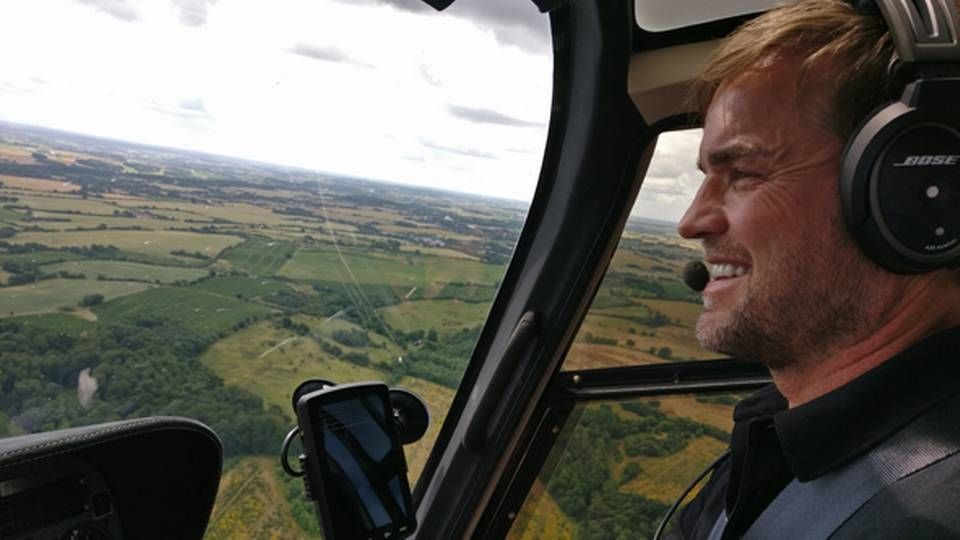 Pierre Legarth i cockpittet i sin helikopter, som flittigt bliver brugt til at afsøge markedet for nye ejendomsinvesteringer. | Foto: Frederik Jensen